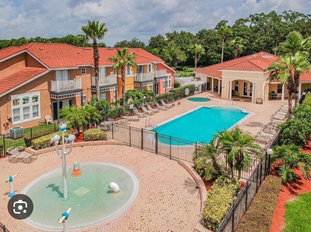Lake Berkley Family Resort: Quiet Getaway with Pool Near Disney Kissimmee Exterior photo